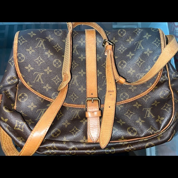 Authentic Beautiful Louis Vuitton Saumur 35 Shoulder Bag. - Picture 3 of 16